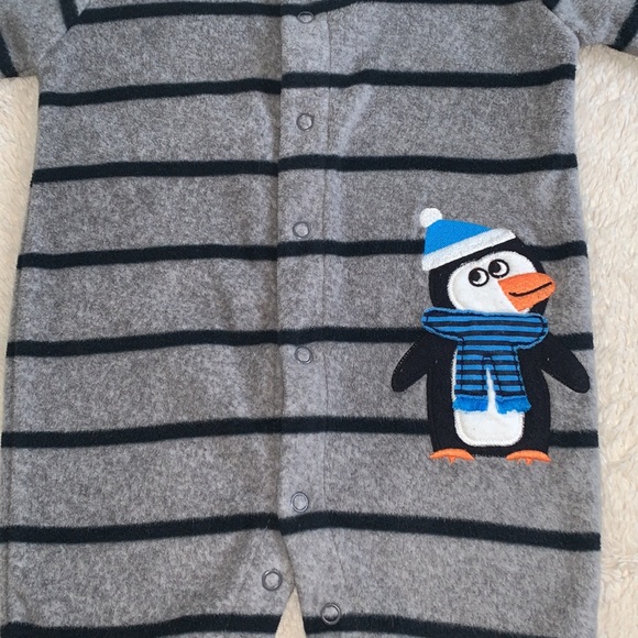 Carter’s 6M Gray & Black Penguin Fleece Romper EUC Sleeper - Picture 3 of 9